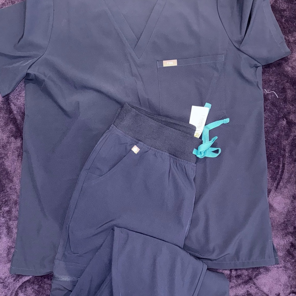FIGS navy blue Freex™ Scrub Set – Special Edition  top L/ bottom M NO TAGS